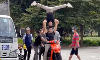 Nghệ sỹ Quốc Nghiệp mang giấy tờ trình diện công an sau clip chồng đầu đi xe máy 