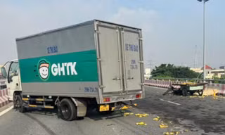 Xe tải va chạm xe lôi tự chế, người đàn ông bán chuối dạo tử vong 