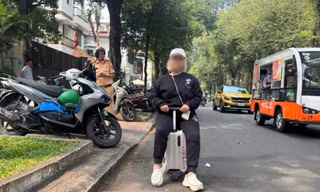 Xử phạt 2 người điều khiển vali chạy trên đường phố ở TPHCM 