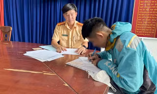 Xử phạt nam thanh niên dùng chân đẩy ô tô trên đường phố TPHCM 