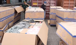 Tóm gọn 2 container thuốc lá lậu sắp xuất nước ngoài 
