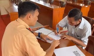 Tài xế xe ôm khai tự ý bấm đèn giao thông ở TPHCM để giải toả kẹt xe