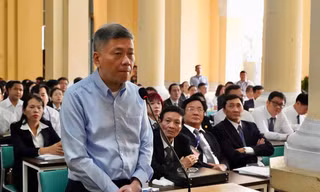 Phiên dịch viên công bố cáo trạng bằng tiếng Anh cho bị cáo Chu Lập Cơ 