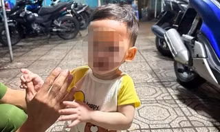 Bé trai khoảng 1 tuổi bị bỏ rơi lúc nửa đêm ở TPHCM