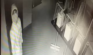 Kẻ trộm dùng băng keo trói bảo vệ nhà hàng ở TPHCM