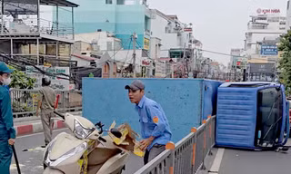 Xe tải lật ngang trên cầu chữ Y ở TPHCM 