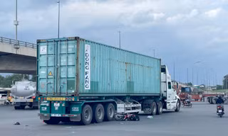 Mẹ và con gái chết thảm dưới bánh xe container ở TPHCM