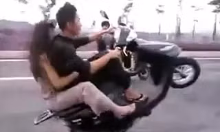 'Nổi da gà' với đôi nam nữ bốc đầu xe máy