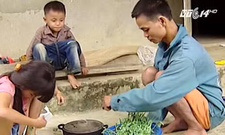 Vợ bỏ đi, người đàn ông tật nguyền một mình lầm lũi nuôi 2 con thơ