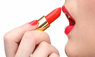 Nguy hại tiềm ẩn khi sử dụng son môi thường xuyên