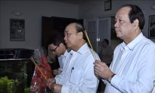 Thủ tướng Nguyễn Xuân Phúc dâng hương, tưởng nhớ Tổng Bí thư Nguyễn Văn Linh. Ảnh: Thống Nhất/TTXVN 
