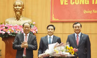 Các đồng chí Phan Việt Cường và Đinh Văn Thu trao quyết định và chúc mừng đồng chí Lê Văn Dũng. 