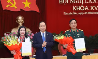 Đồng chí Trịnh Văn Chiến trao quyết định và chúc mừng các đồng chí Phạm Thị Thanh Thủy, Lê Văn Diện