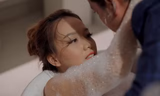 Showbiz 24/6: Băn Di 'Tởn' cảnh nóng 3h sáng trong bồn tắm của mình