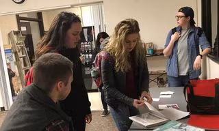 Sinh viên ĐH Bang Ohio trao đổi sách. Ảnh: Mansfield News Journal.