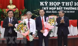 Ông Đoàn Văn Phi (thứ 2 từ phải qua) được bầu giữ chức Phó Chủ tịch Hội đồng nhân dân tỉnh Bình Định khóa XII. (Ảnh: Phạm Kha/TTXVN)