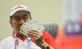 Showbiz 17/8: Điều bất ngờ về tỉ phú U80 thi đánh bài ở Asiad 2018