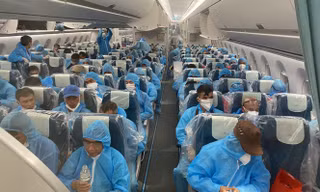 Cận cảnh việc khử trùng hành khách trên chuyến bay đặc biệt về từ Guinea Xích đạo