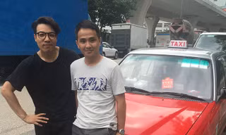 Showbiz 1/6: Tài tử Hong Kong chật vật chạy taxi, bán dầu gội kiếm sống