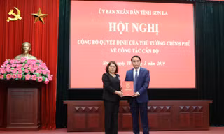 Đồng chí Tráng Thị Xuân trao quyết định cho đồng chí Lê Hồng Minh. 