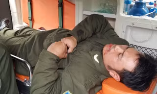 Trước đó, một nhân viên sân bay Nội Bài nhắc nhở các đối tượng "cò mồi" taxi hoạt động đã bị các đối tượng này hành hung gãy răng, rách môi 