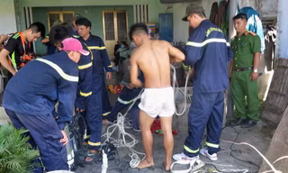 Lực lượng cứu hộ khẩn trương đưa hai nạn nhân tử vong từ giếng lên 