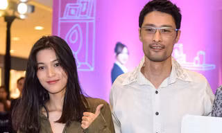 Mới đây, Johnny Trí Nguyễn bất ngờ xuất hiện trong một buổi ra mắt phim sau một thời gian khá dài "ở ẩn". Đi cùng anh là bạn gái Nhung Kate. 