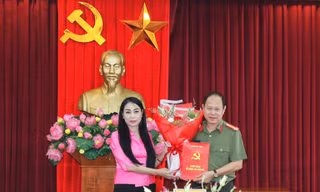 Bí thư Tỉnh ủy Vĩnh Phúc Hoàng Thúy Lan trao quyết định và chúc mừng Đại tá Đinh Ngọc Khoa. 