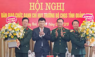 Lãnh đạo Quân khu 3 và lãnh đạo tỉnh Quảng Ninh chúc mừng Thiếu tướng Lê Đình Thương và Đại tá Lê Văn Long. 