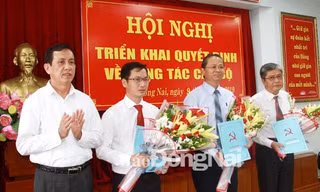 Đồng chí Phạm Văn Ru trao quyết định chuẩn y Chủ nhiệm Ủy ban Kiểm tra Tỉnh ủy cho đồng chí Huỳnh Thanh Bình và các Ủy viên Ủy ban Kiểm tra Tỉnh ủy Đồng Nai. 