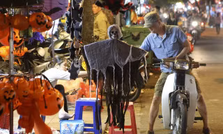 Hà Nội: Đồ chơi ma quỷ tràn ngập phố cổ trước ngày Halloween 