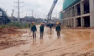 Đơn vị thi công khiếp đảm với con đường lầy lội