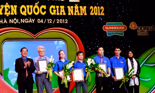 Bí thư Thường trực T.Ư Đoàn Phan Văn Mãi và bà Pratibha Mehta, Điều phối viên thường trú Liên Hợp Quốc tại Việt Nam trao giải thưởng Tình nguyện Quốc gia Việt Nam 2012 cho 5 tình nguyện viên xuất sắc nhất Ảnh: Mai Xuân Tùng