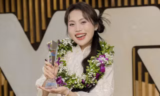 Kiên định với âm nhạc dân gian, Phương Mỹ Chi được vinh danh 'Gương mặt trẻ triển vọng'