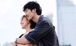 ‘Cặp đôi tình chị em’ vừa hài hước vừa kịch tính, gây tò mò của phim Tết này lộ diện, dân mạng rần rần vì ‘cảnh nóng’