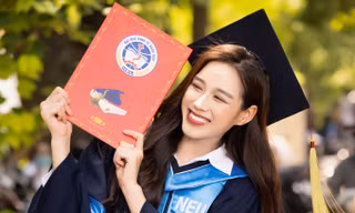 Cận cảnh loạt ảnh Hoa hậu Đỗ Thị Hà khoe nhan sắc rạng rỡ trong ngày tốt nghiệp ĐH Kinh tế Quốc dân