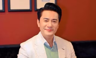 'Ông hoàng quảng cáo' đình đám một thời bất ngờ tái xuất, 'vướng tình tay ba' với một giọng ca đình đám