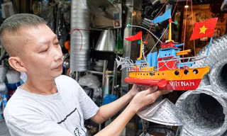 Về miền ký ức tuổi thơ với món đồ chơi Trung thu 'tàu thủy sắt tây'