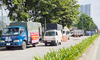 Cảnh tuyến đường BT nghìn tỷ ở Hà Nội biến thành bãi xe, nơi tập kết rác thải 