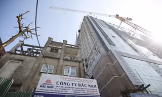 Sau 'cắt ngọn', cao ốc 8B Lê Trực chào bán căn hộ trên 100 triệu đồng/m2