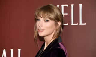 "Khui" học vấn khủng của sao: Shakira biết 6 ngôn ngữ, Taylor Swift có cả bằng Tiến sĩ!