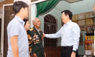 Phó Thủ tướng Mai Văn Chính thăm Anh hùng Lực lượng vũ trang nhân dân Bo Bo Tới