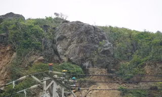 Cấm đường ra sân bay để xử lý tảng đá 'khủng' trên đèo ở Nha Trang