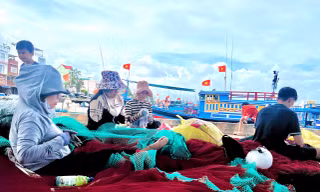 Mùa vá lưới thuê của phụ nữ miền biển Khánh Hòa