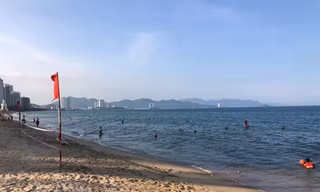 Trục vớt sà lan bị chìm ở biển Nha Trang trong khoảng 20 ngày 