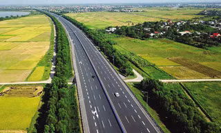 Bộ Chính trị: Ưu tiên nguồn lực đầu tư hoàn thành đường bộ cao tốc Bắc - Nam phía Đông