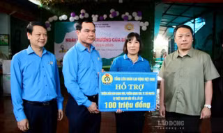 Trao tặng sổ tiết kiệm cho trẻ em mồ côi là con đoàn viên, người lao động