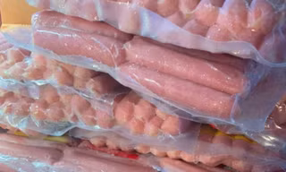 Hà Nội: Thu giữ 10 tấn xúc xích 'bẩn', phơi nắng 7 ngày không ôi thiu