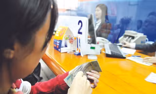 Cuộc đua lãi suất huy động lại khởi động Ảnh: Hồng Vĩnh