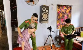 Tuổi trẻ Công an TP Cần Thơ đến tận nhà làm căn cước công dân cho các cụ già